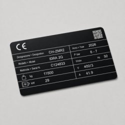 Confronto tra marcatura laser e incisione laser per targhette metalliche industriali, con focus su identificazione permanente, leggibilit&agrave; dei QR code, marcatura dei numeri di serie e applicazioni di tracciabilit&agrave;.